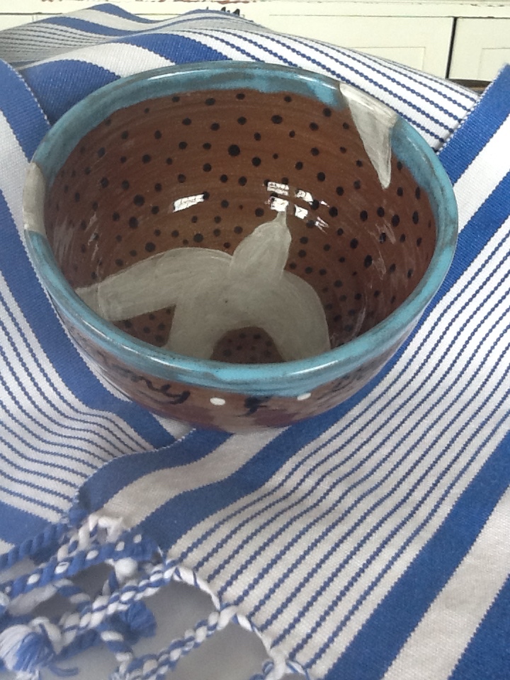 Large soup or noodle bowl.