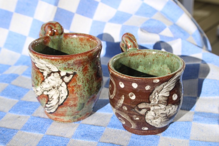 2 brown cups